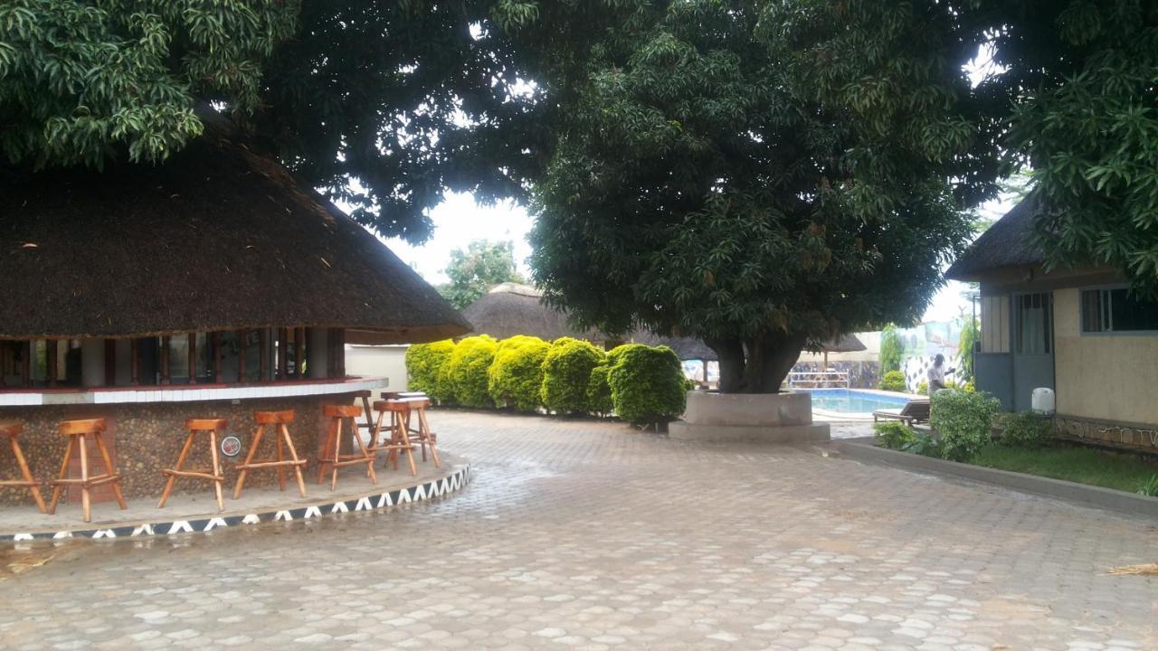 Dubai Resort Hotel Adjumani Buitenkant foto