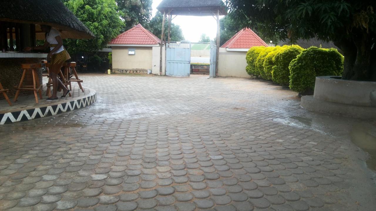 Dubai Resort Hotel Adjumani Buitenkant foto